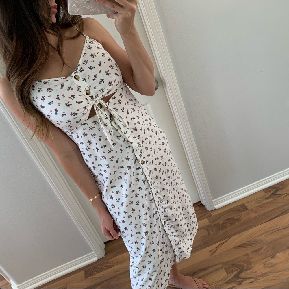 SOLD • Summery White Floral Dress - Picture 5 of 6